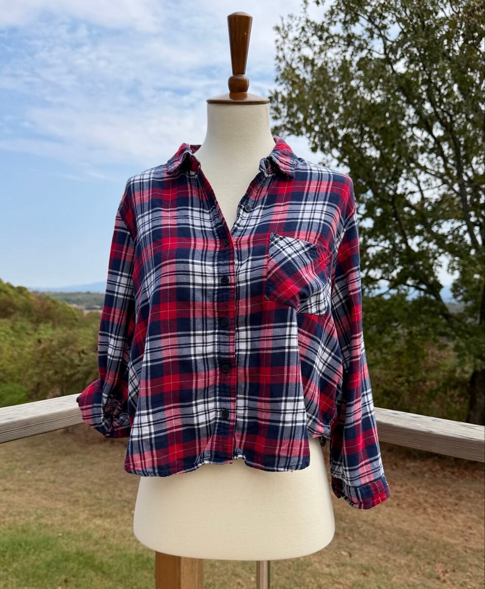 Forever 21 Red & Blue Plaid Cropped Button Up Junior’s Size Large